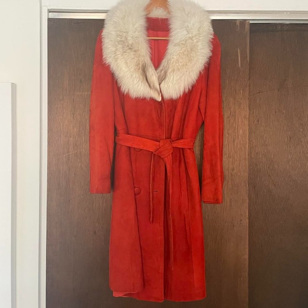 VINTAGE RED SUEDE MEDIUM LENGTH COAT WITH FUR COLLAR